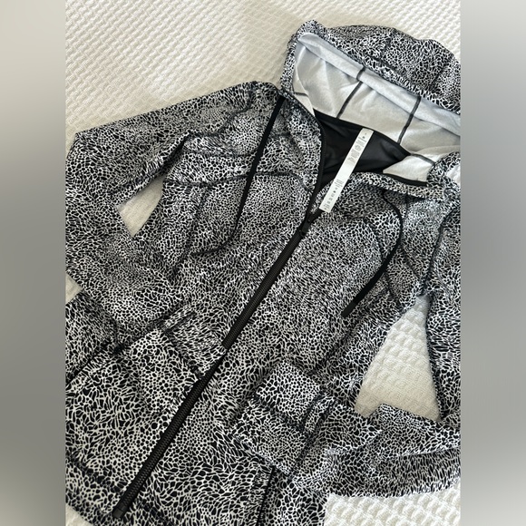 Lululemon Nulu/Hooded Define Jacket/6 - Picture 4 of 7